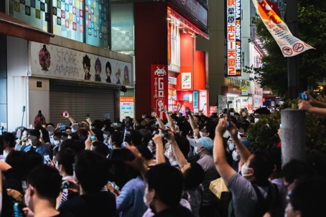Otaku gather in the Akihabara night as Toranoana dojinshi shop permanently closes【Photos】