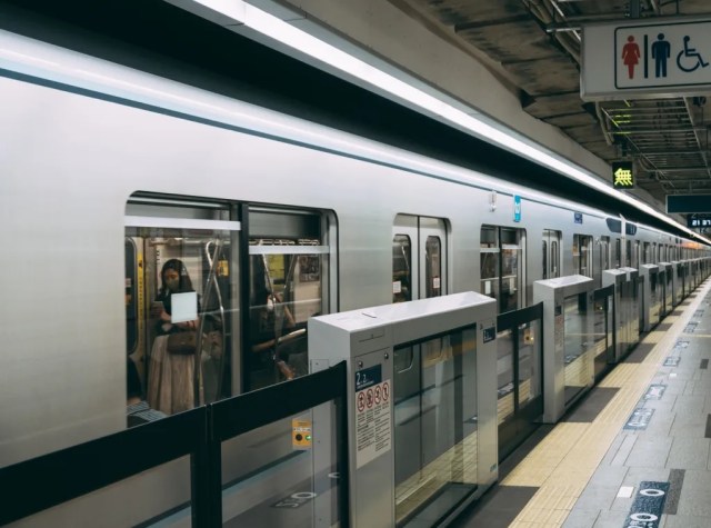 Tokyo Metro adds platform display showing where least crowded parts of the next train will be