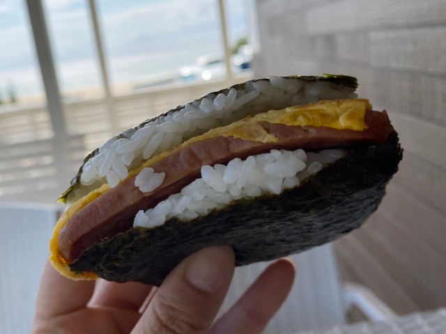 We find the best “homestyle” onigiri at a super local chain of convenience stores