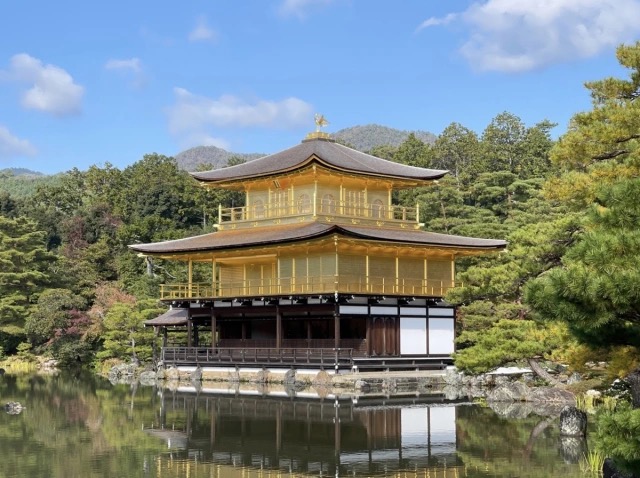 観光客は、京都の金閣寺近くで偽のボランティアガイドについて警告しました