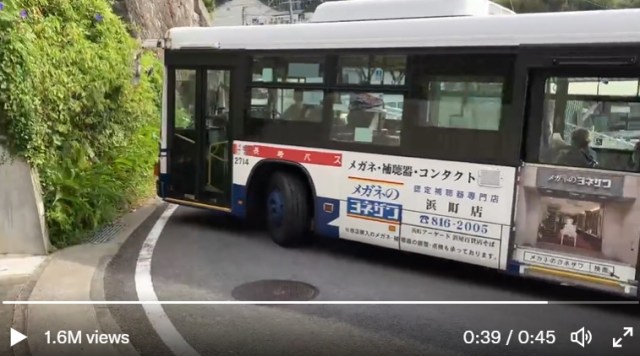 It’s pretty amazing buses in this Japanese town don’t crash into this mountain every day【Video】