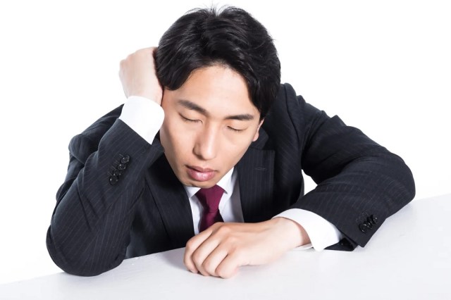 日本の都市は、当選した政治家の顔をライブで放送して、彼らが会議で居眠りしないようにします