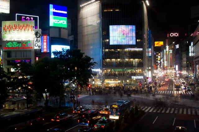 渋谷スクランブル交差点で人混みを背景に花火を打ち上げる男【動画】
