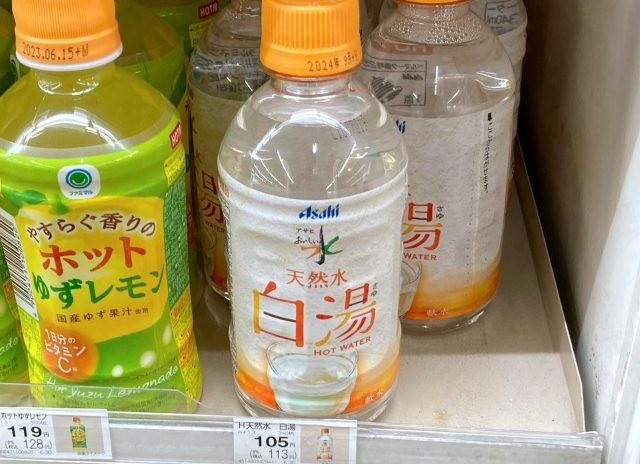 ボトル入りのお湯は、日本ではボトル入りのホットケーキのように売れています