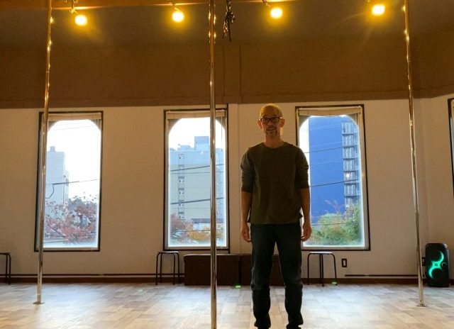 Mr. Sato gets his first pole dancing performance invitation, nearly blows it【Video】