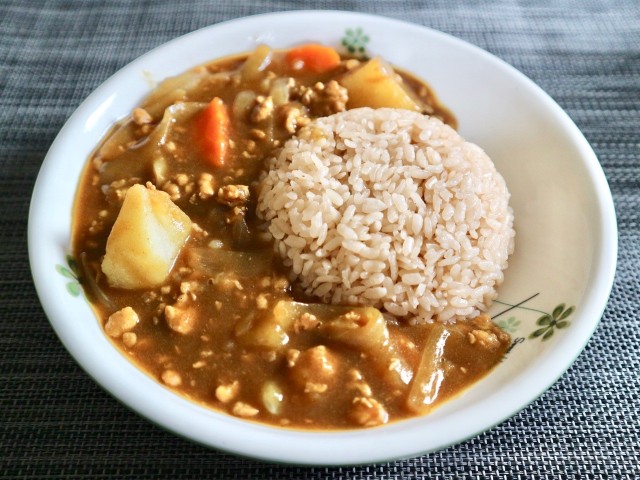 A new way to enjoy a cuppa: We try making curry with tea-brewed rice【SoraKitchen】