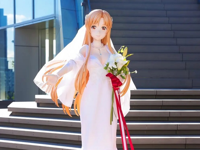 Life-size Sword Art Online anime girl figure wears real, custom-made wedding dress