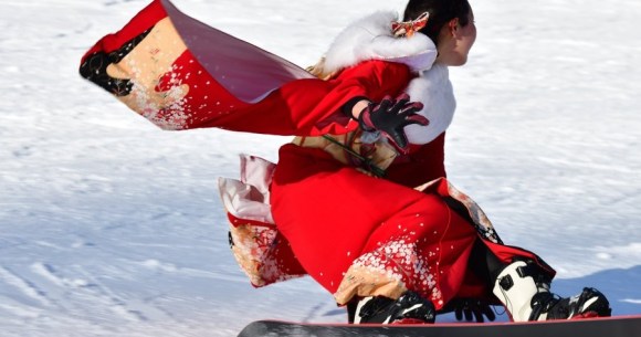 Kimono snowboarder captivates Internet with awesome Coming of Age Day  video【Video】