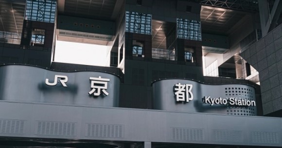 Videa ukazují, že stanice Kyoto je špatné místo ve vánici