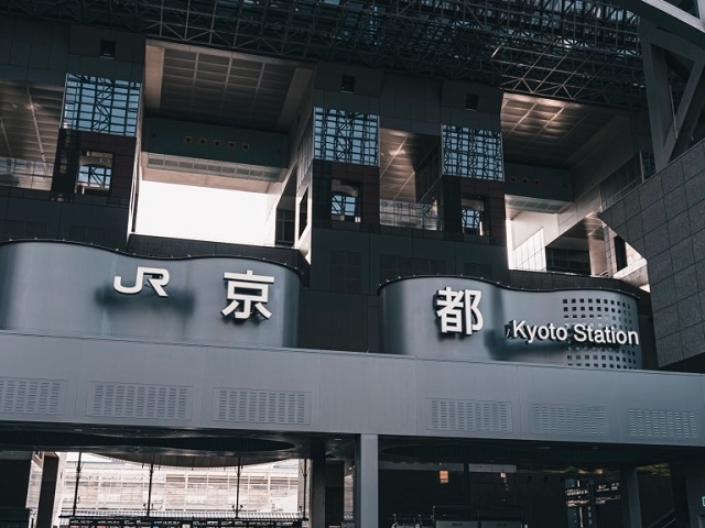 Kyoto Station is a bad place to be in a snowstorm, videos show