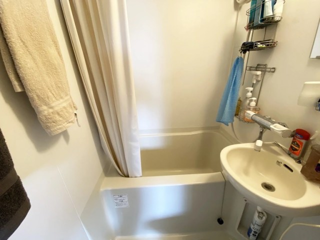 東京の若者の間で浴室やシャワーのないアパートの人気が高まっているとの報告がある