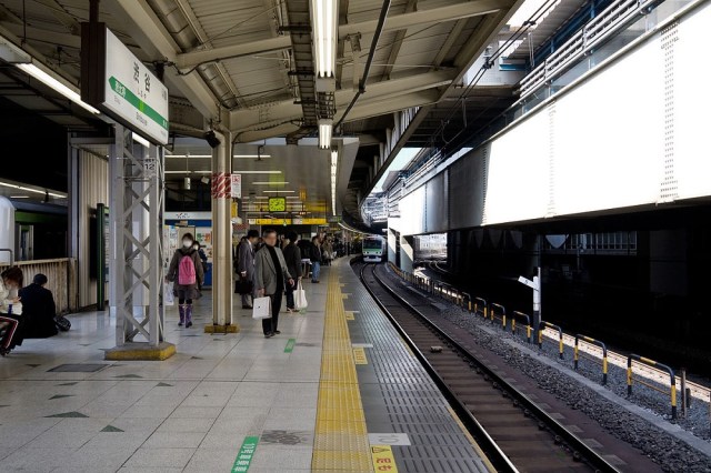 Woman decides to go for a walk on the busiest train tracks at Shibuya Station【Video】