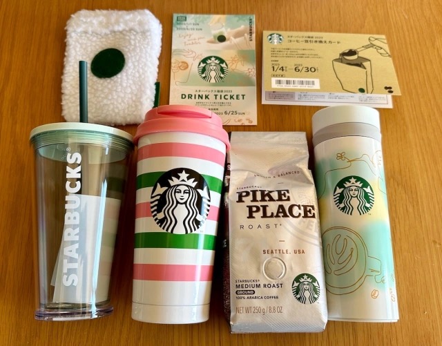 Comparing two Starbucks fukubukuro shows just how different lucky