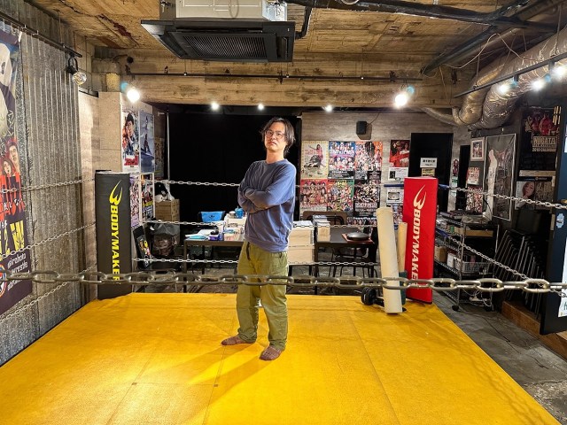 Why is there a wrestling ring in the Underground Arena fighting bar in Kabukicho?