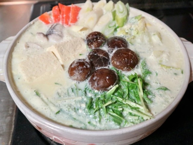 Apparently Calpis is good in soup? We try mixing it in with hot pot【SoraKitchen】