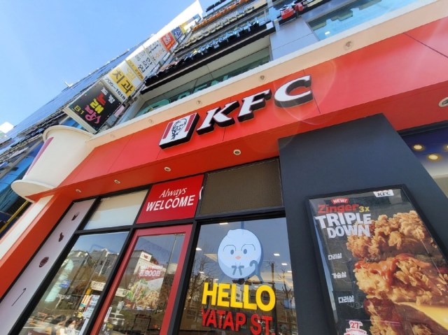 KFC Korea Zinger Triple Down Burger fried chicken fast food news review taste test photos 