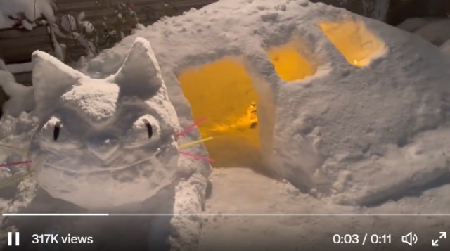 Three sisters in Japan skip building a snowman, build awesome snow Totoro Catbus instead【Video】