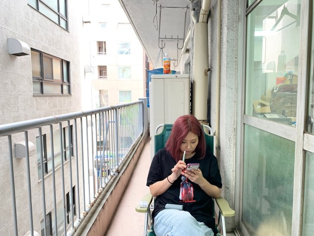 We try a half-drunk bottle of tea that’s been sitting on the balcony since last summer 【Taste test】