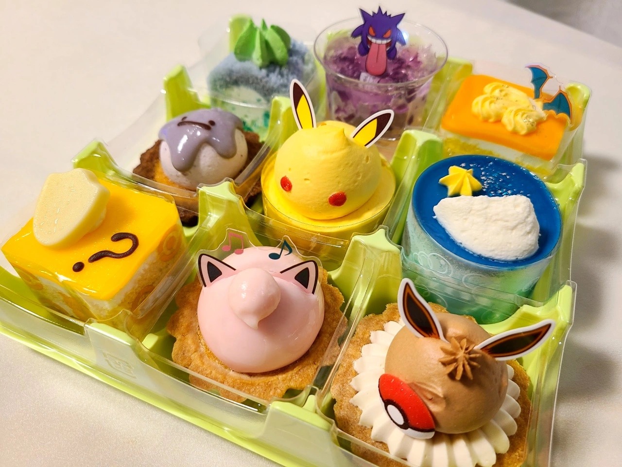 Tea, Cake & Create: Pokemon Cake Pokeball Topper