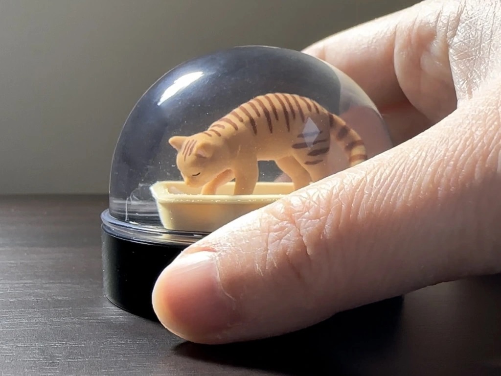 We got our paws on the realkittylitter snow globe, and here’s how it