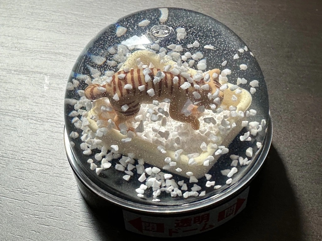 We got our paws on the realkittylitter snow globe, and here’s how it