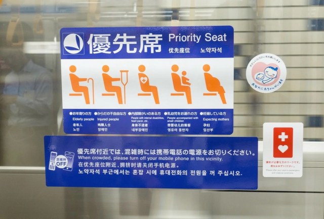 Video of foreign diplomat riding in Tokyo subway priority seat sparks manners debate【Video】