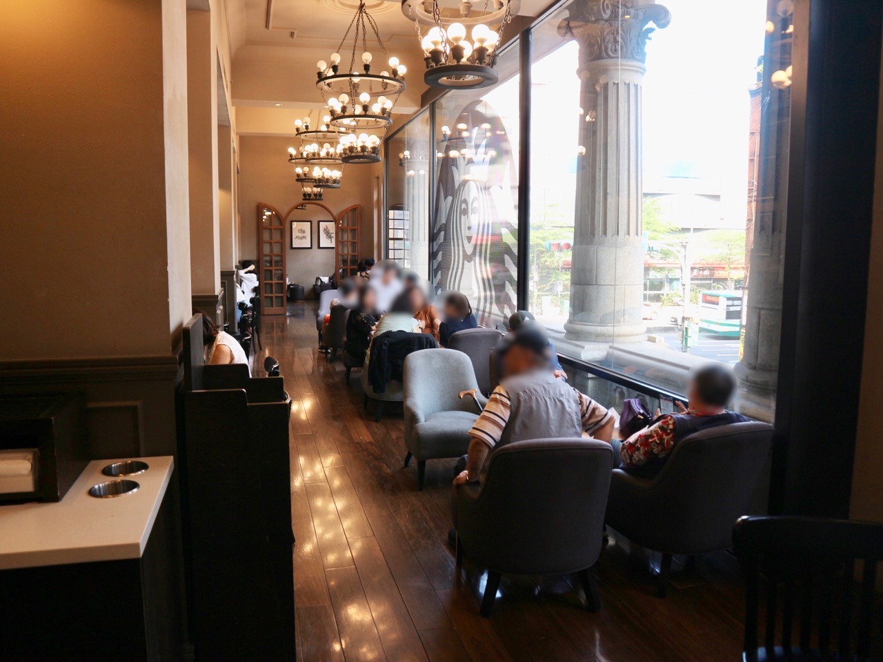 We try a Starbucks Taiwan exclusive drink in the fanciest Starbucks we ...