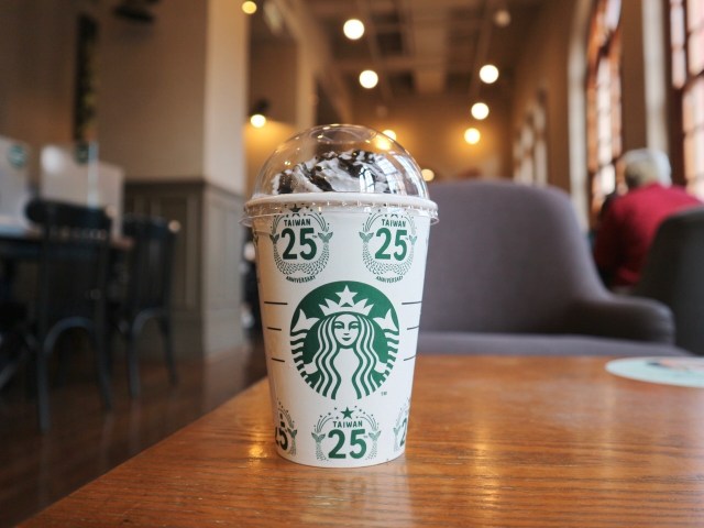 We try a Starbucks Taiwan exclusive drink in the fanciest Starbucks we’ve ever seen