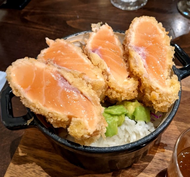 Salmon katsudon? Tokyo restaurant’s specialty is like a deep-fried sashimi lunch【Photos】