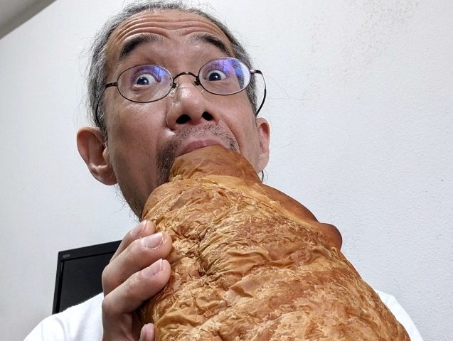 Super-cheap pillow-sized croissants selling in Tokyo