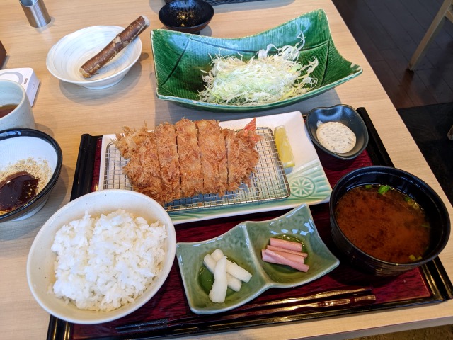 How to properly eat a traditional Japanese tonkatsu meal