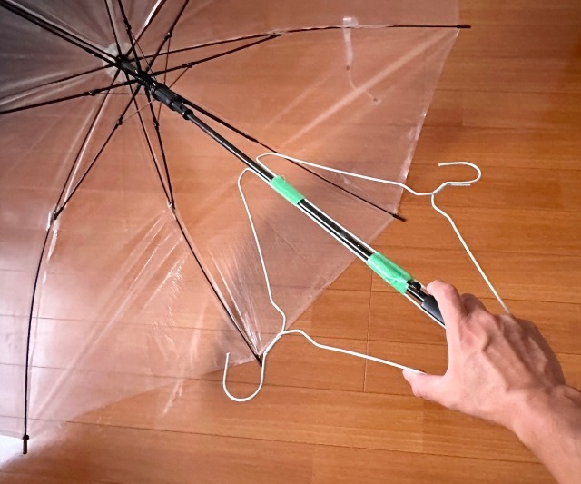 Crafting an easy handsfree umbrella with a few ordinary household