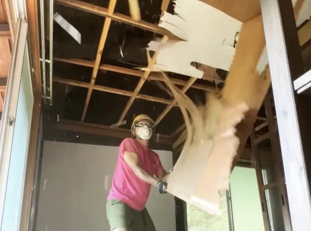Tearing down the ceiling at our cheap Japanese house in the countryside【SoraHouse】