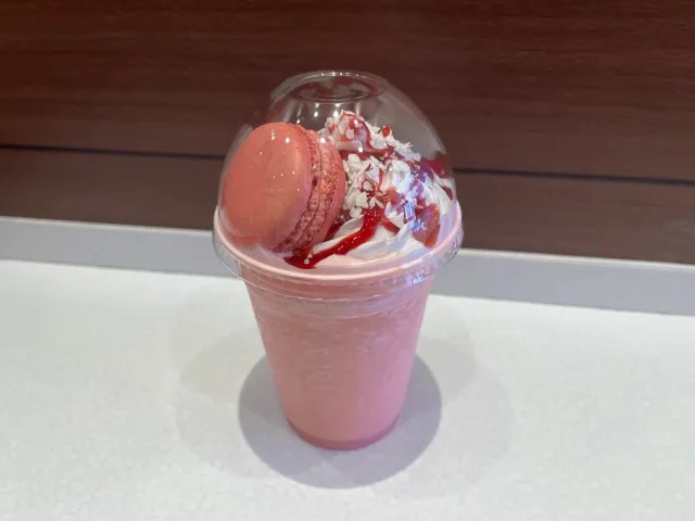 https://soranews24.com/wp-content/uploads/sites/3/2023/08/McDonalds-Japan-Starbucks-Frappuccino-frappe-McCafe-by-Barista-white-chocolate-strawberry-new-menu-drinks-macaron-limited-edition-exclusive-review-photos-1.jpg