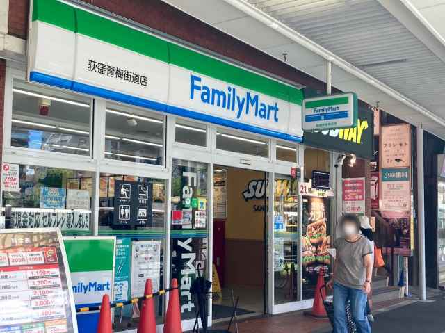 This Japanese convenience store in Tokyo has a Subway inside it
