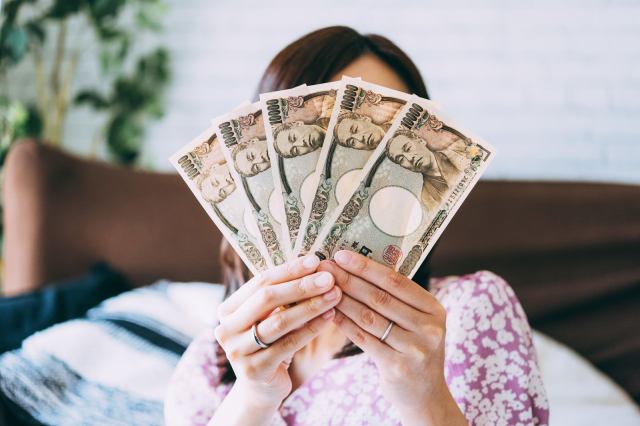 How do young Japanese women spend their hard-earned money to treat themselves?