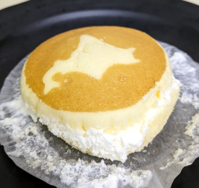 Mr. Sato compares the new milk cream Hokkaido cheese steamed cake