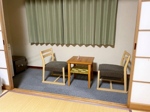 How should you use the small hiroen in a Japanese ryokan hotel room?