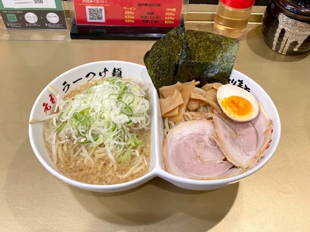Ramen restaurant in Akihabara serves two different types of noodles in one bowl