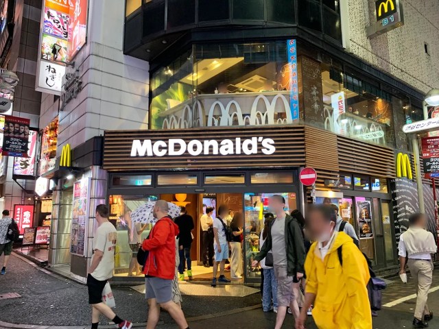 McDonald’s at Shibuya Center-gai becomes a hotspot for foreign tourists…but not for the food