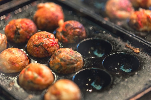 Talking about takoyaki got us thinking…why can’t you use squid instead of octopus?【SoraKitchen】