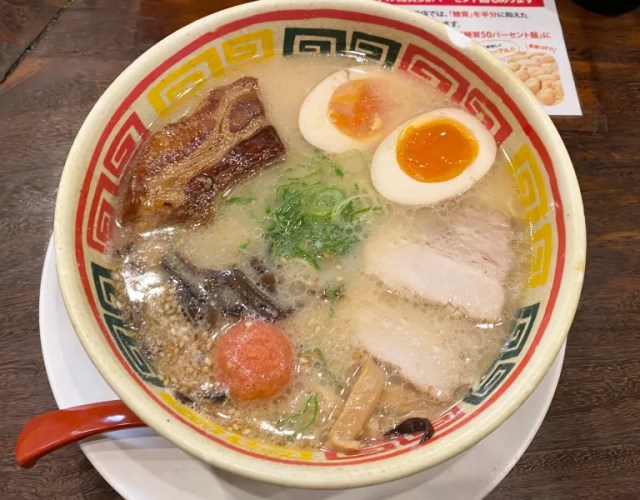Does Harajuku’s ramen restaurant with a constant line live up to the hype? Let’s find out!