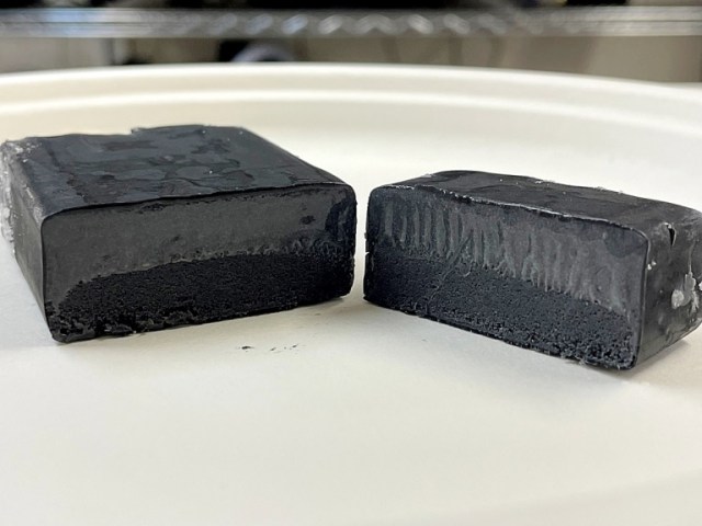 Japan’s lacquer-black cheesecake ice cream bars, shocking to see, but delicious to eat?【Photos】