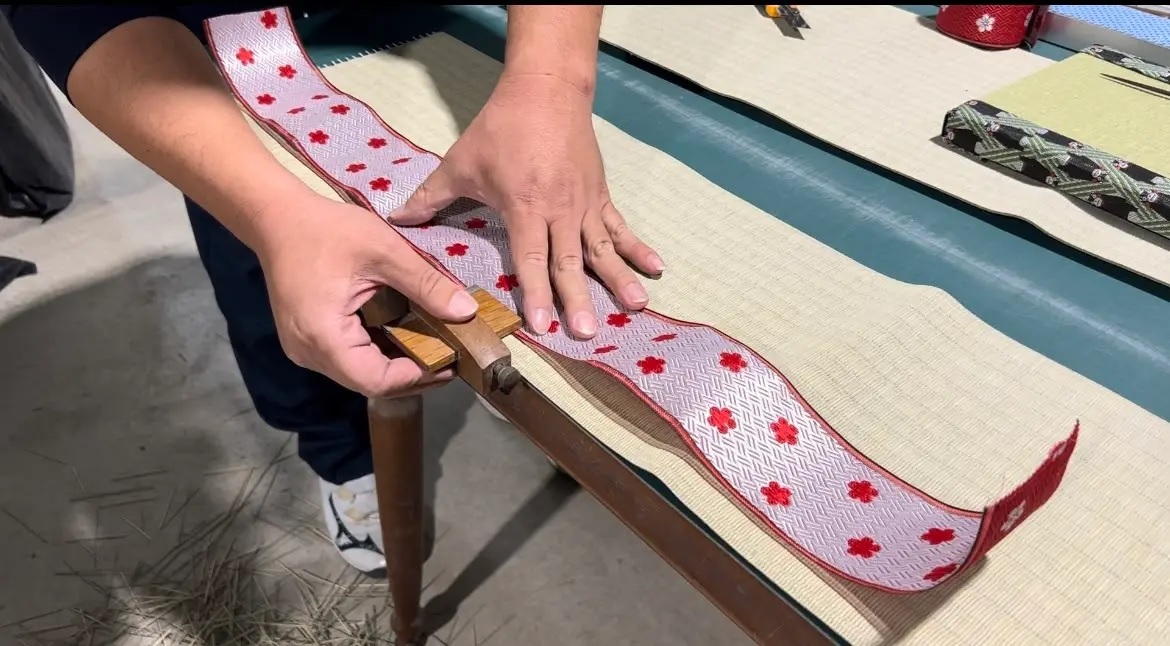 Japanese tatami scratching mats for “their lordships, the cats” being handmade in Kumamoto【Pics