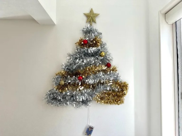 How to make a super simple, super cheap, no-floorspace Christmas tree with stuff from Daiso