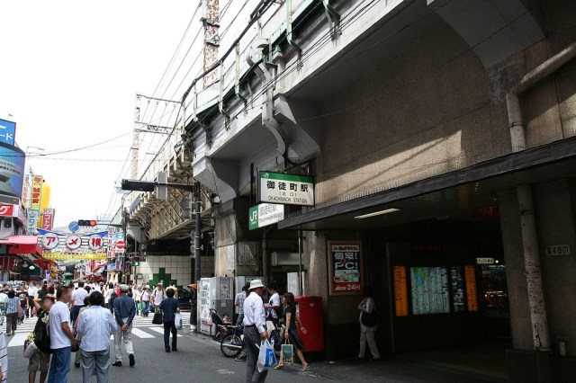 Tokyo shop employee fights off three robbers with man catcher polearm in Ueno【Video】