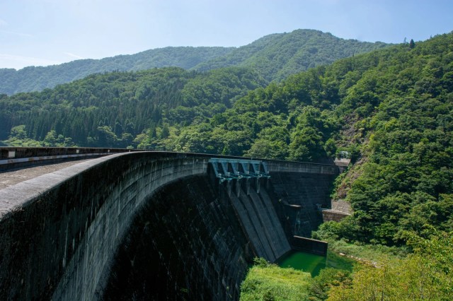 Quick-thinking, compassionate Japanese cab driver prevents passenger suicide at dam