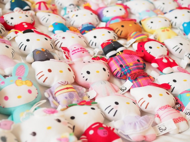 We get our paws on all 50 Hello Kitty Happy Meal toys at McDonald’s Japan!