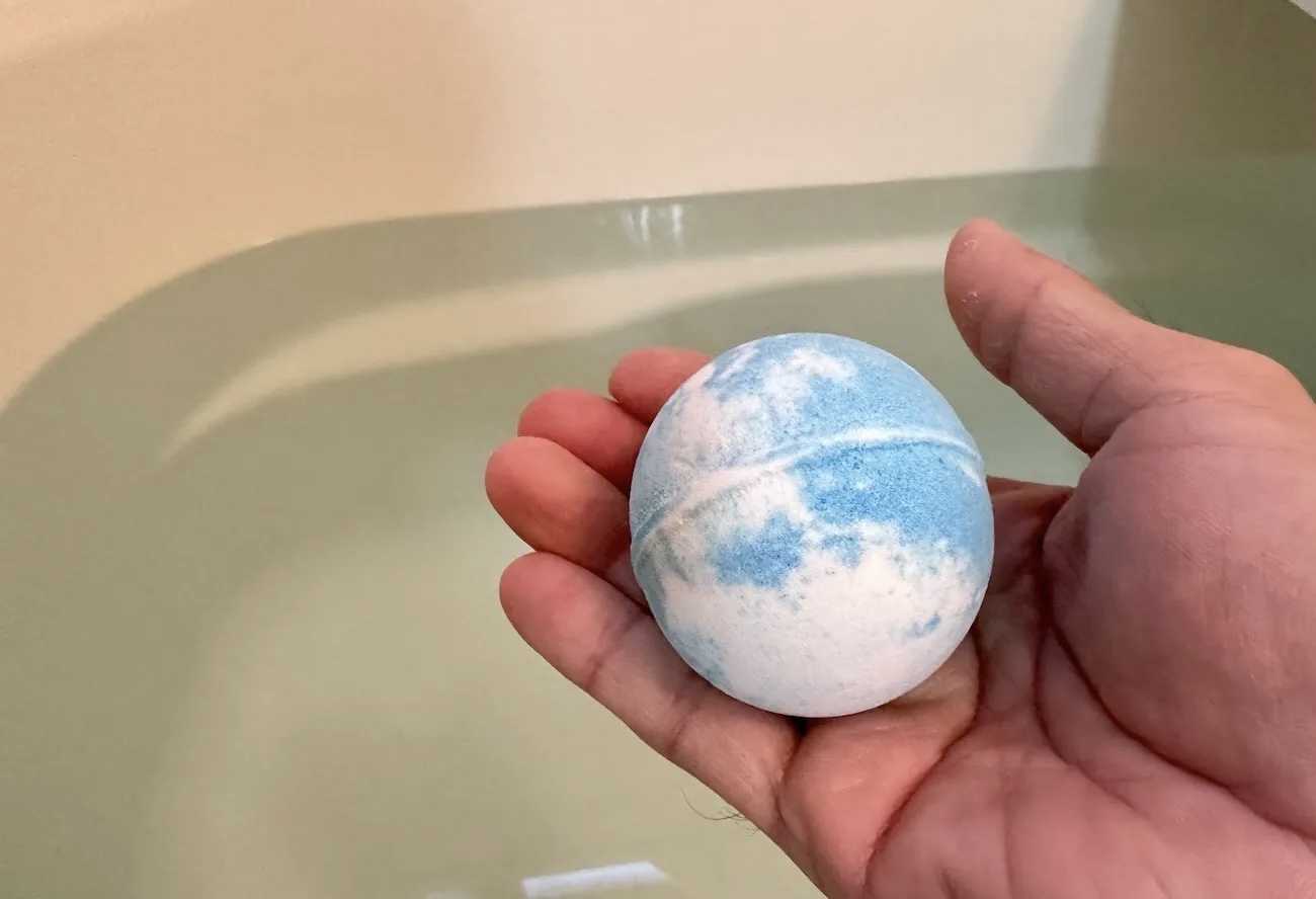 Mysterious “The Color of That Sky” bath bombs selling at Don Quijote ...