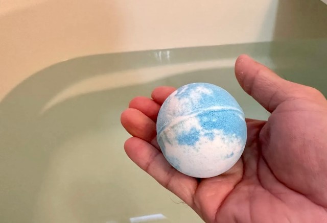Mysterious “The Color of That Sky” bath bombs selling at Don Quijote